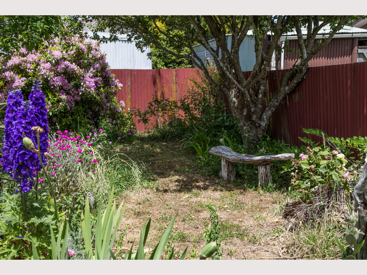 ECLECTIC! BOTH INSIDE AND OUT! - Just 11kms from Ohakune