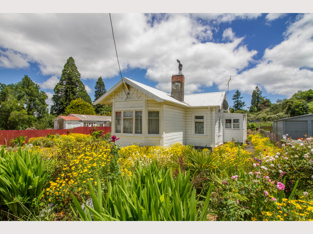 ECLECTIC! BOTH INSIDE AND OUT! - Just 11kms from Ohakune