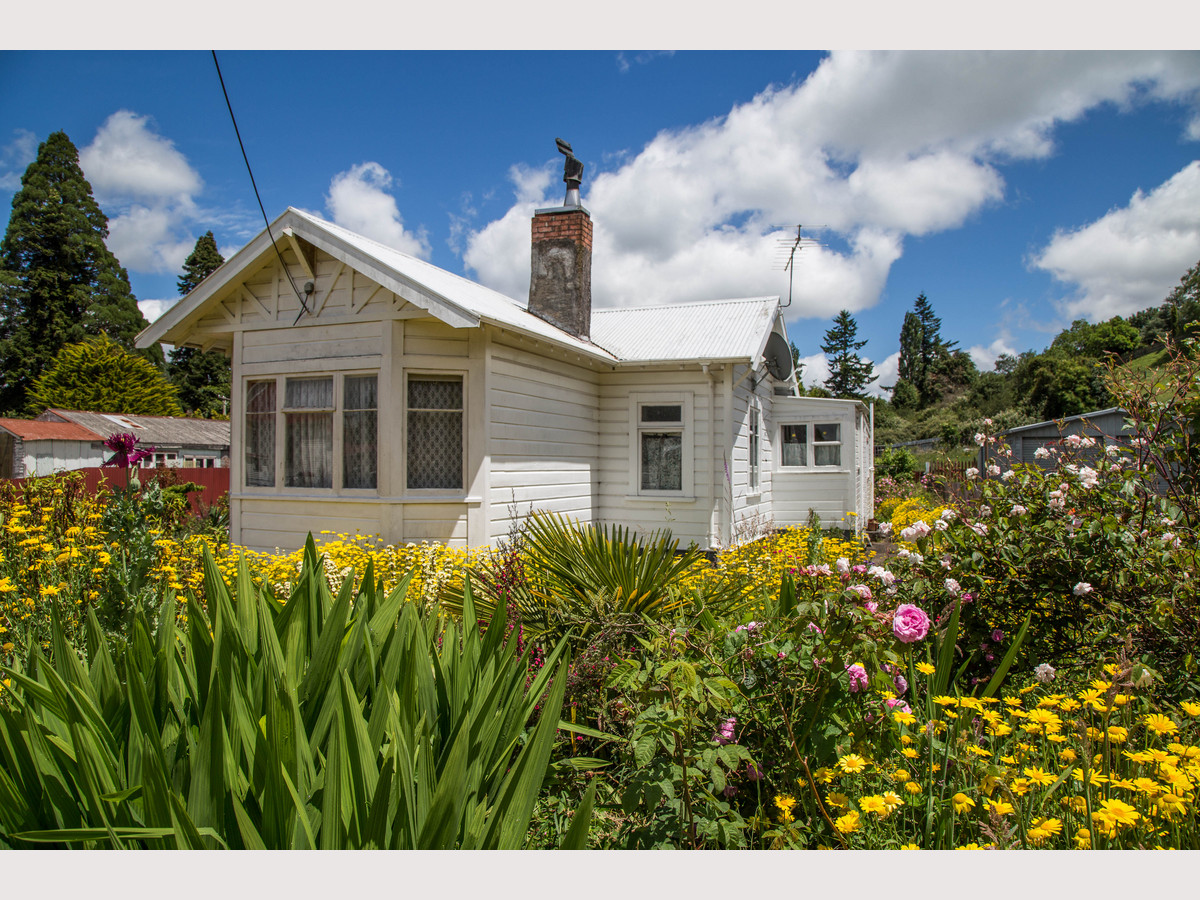 ECLECTIC! BOTH INSIDE AND OUT! - Just 11kms from Ohakune