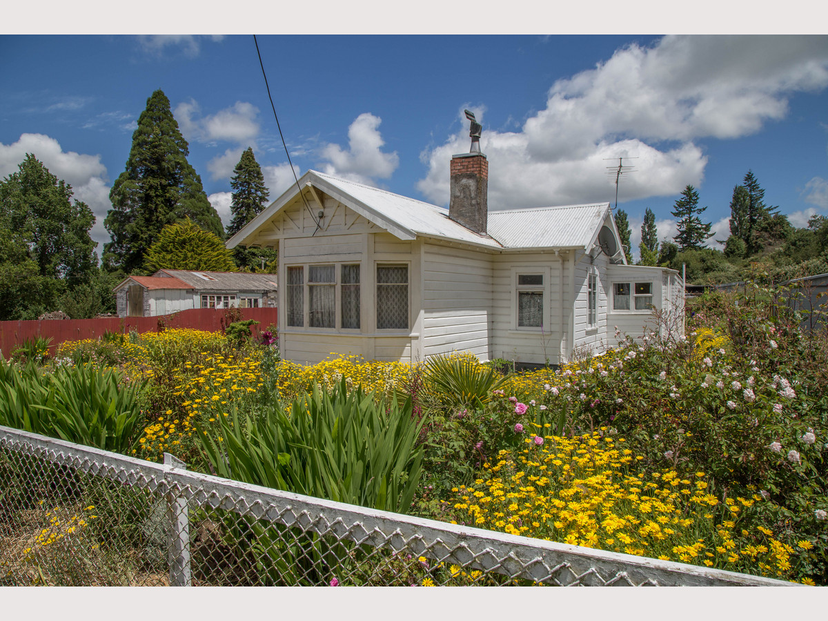ECLECTIC! BOTH INSIDE AND OUT! - Just 11kms from Ohakune