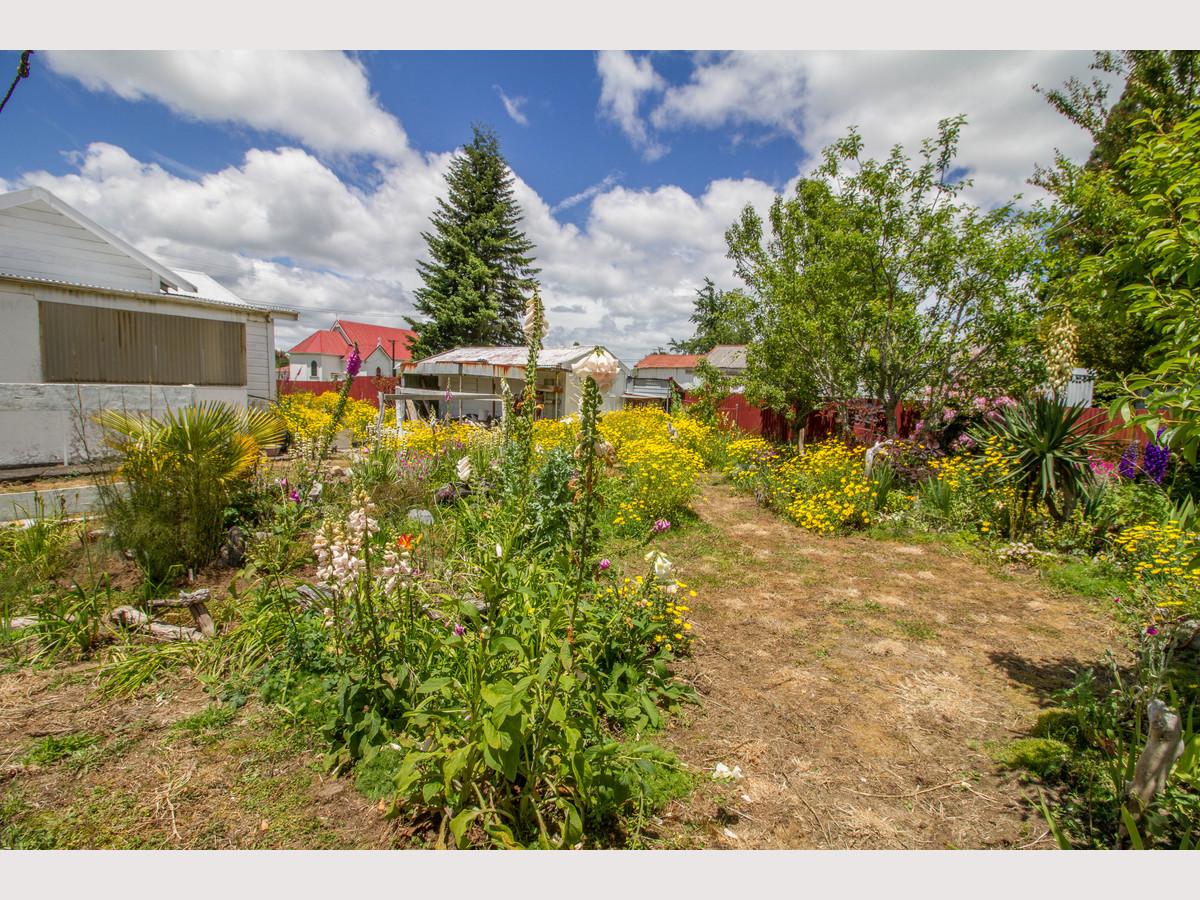 ECLECTIC! BOTH INSIDE AND OUT! - Just 11kms from Ohakune