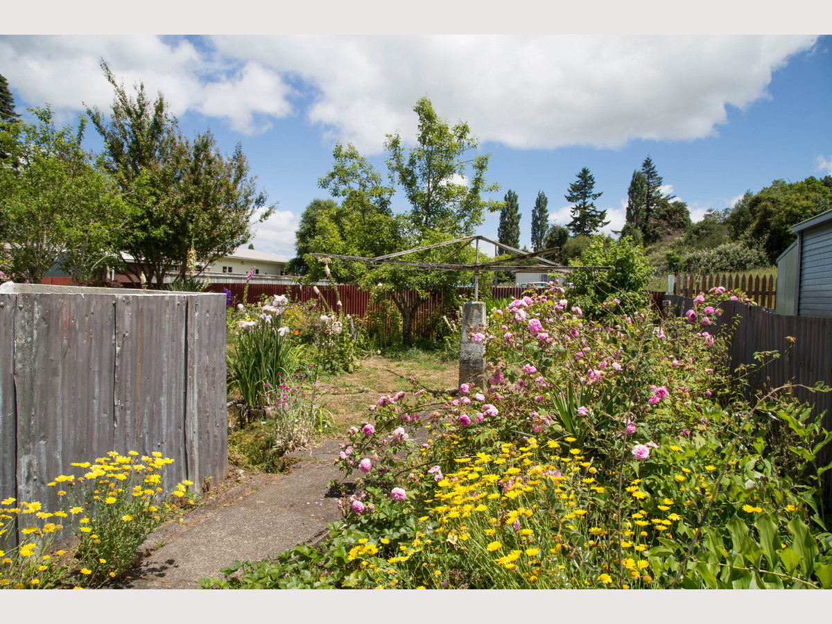 ECLECTIC! BOTH INSIDE AND OUT! - Just 11kms from Ohakune