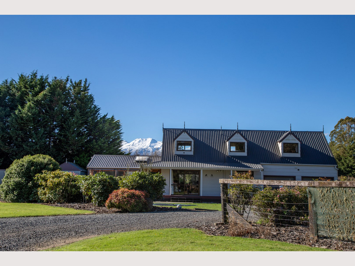 NICE HOME WITH GREAT SHEDS - 5 MINUTES FROM OHAKUNE