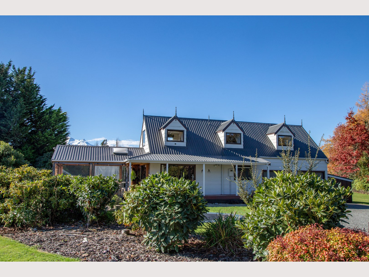 NICE HOME WITH GREAT SHEDS - 5 MINUTES FROM OHAKUNE