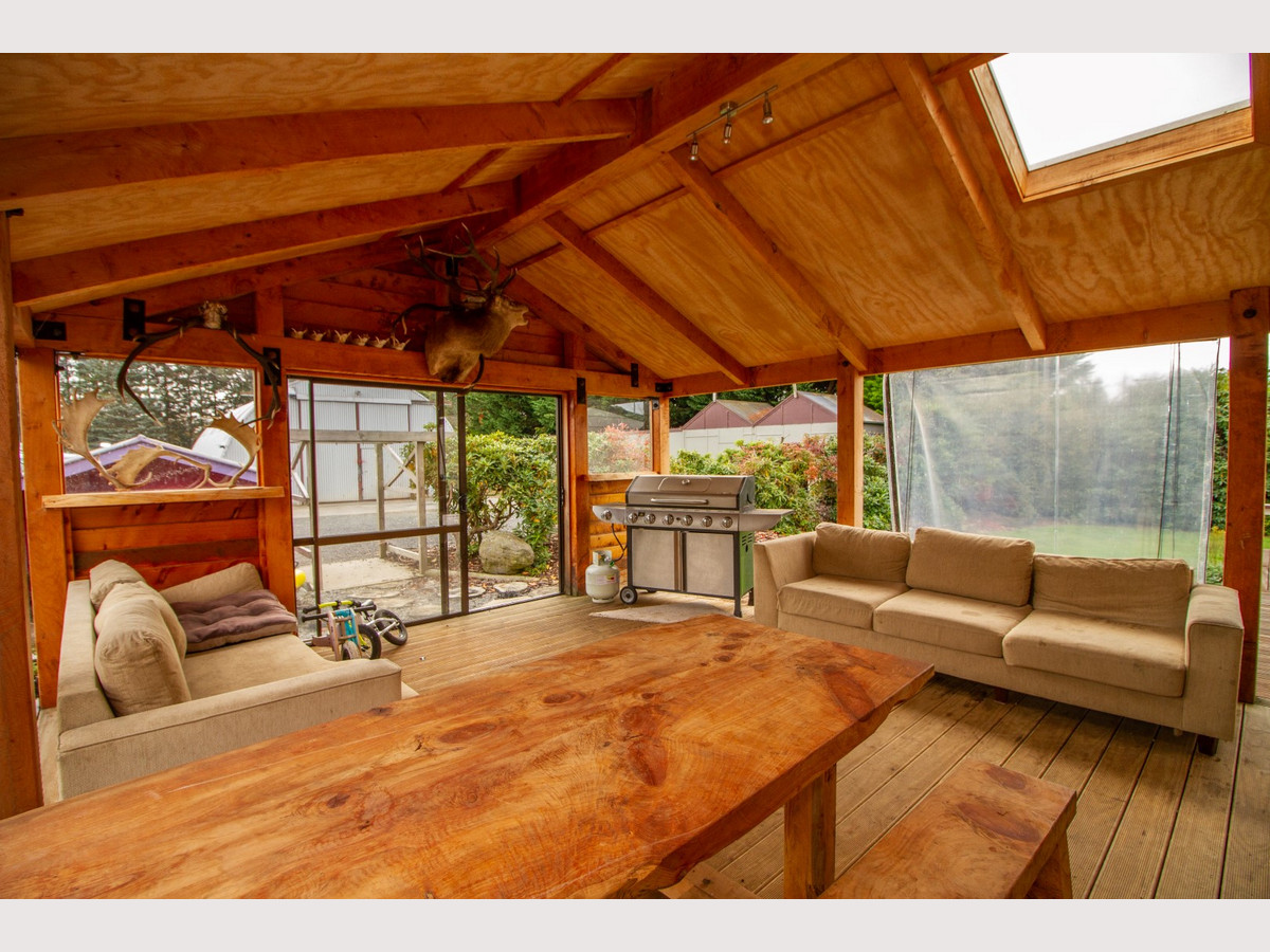 NICE HOME WITH GREAT SHEDS - 5 MINUTES FROM OHAKUNE