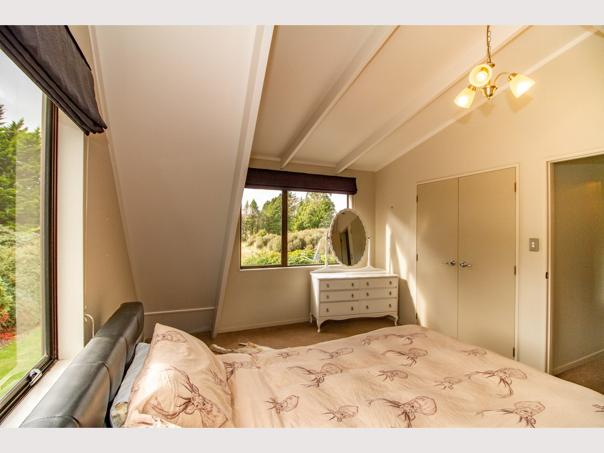 NICE HOME WITH GREAT SHEDS - 5 MINUTES FROM OHAKUNE