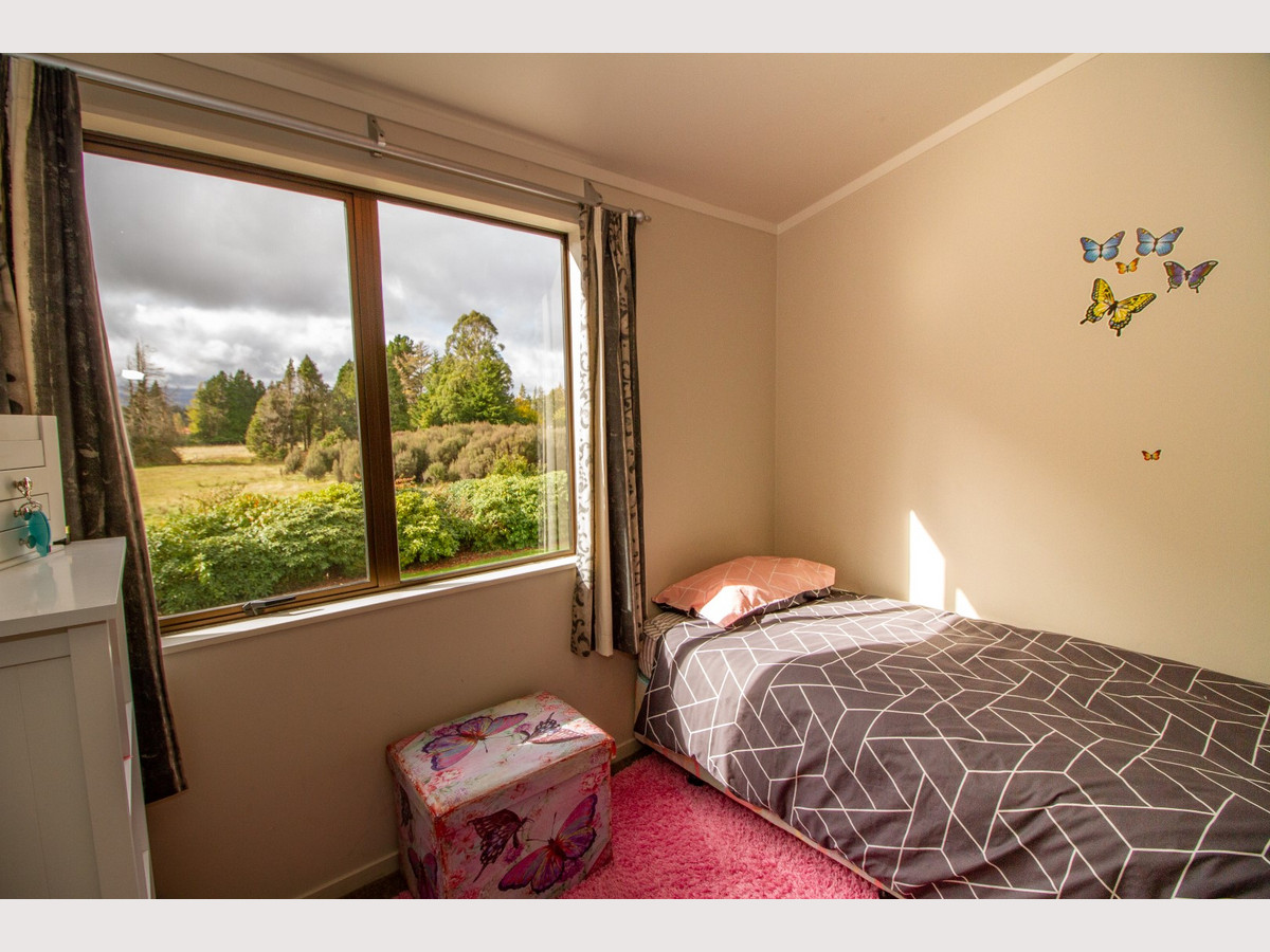 NICE HOME WITH GREAT SHEDS - 5 MINUTES FROM OHAKUNE