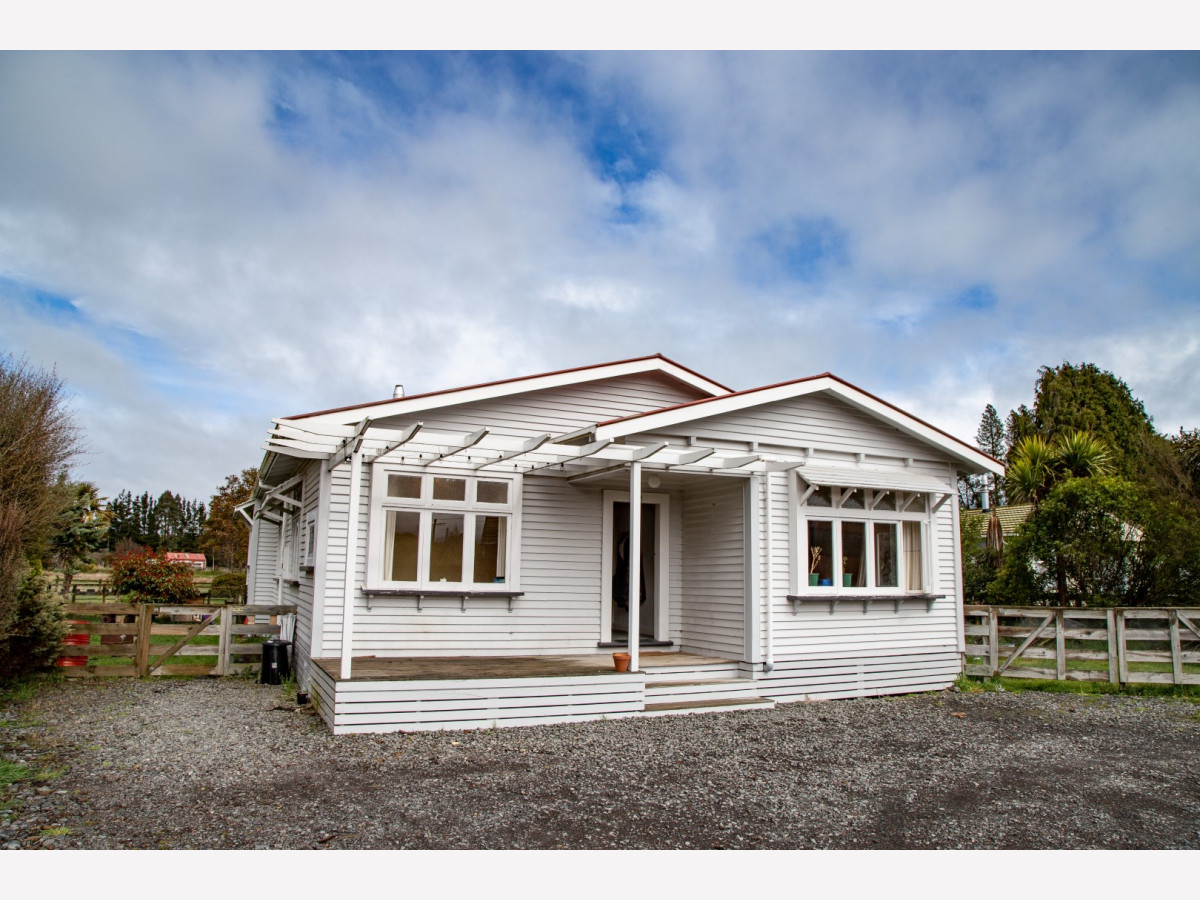 CHARM IN RANGATAUA VILLAGE