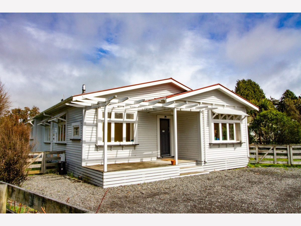 CHARM IN RANGATAUA VILLAGE