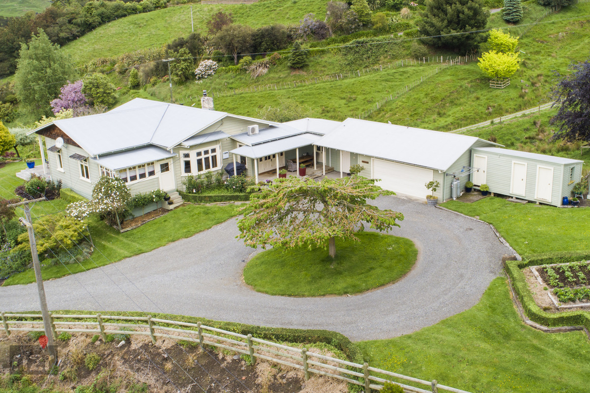 STUNNING COUNTRY CHARACTER ON 20HA