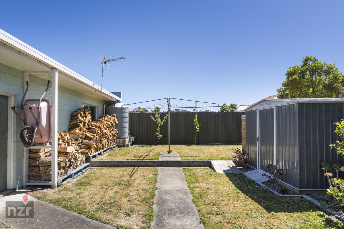 LARGE FAMILY HOME + 3 GARAGES