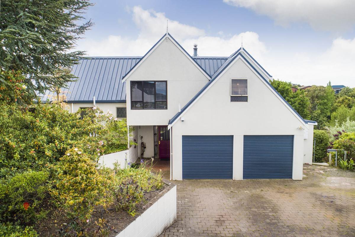 ARCHITECTURALLY DESIGNED WITH GREAT VIEWS TO THE RANGES