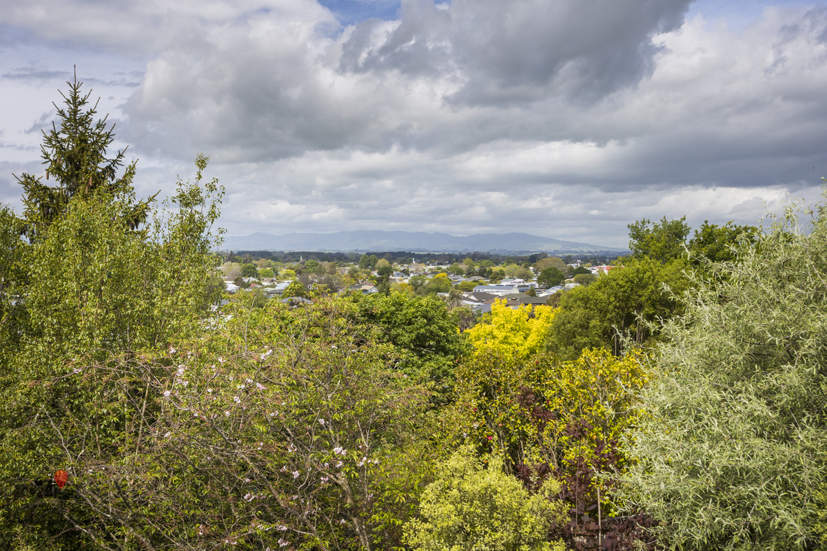 ARCHITECTURALLY DESIGNED WITH GREAT VIEWS TO THE RANGES