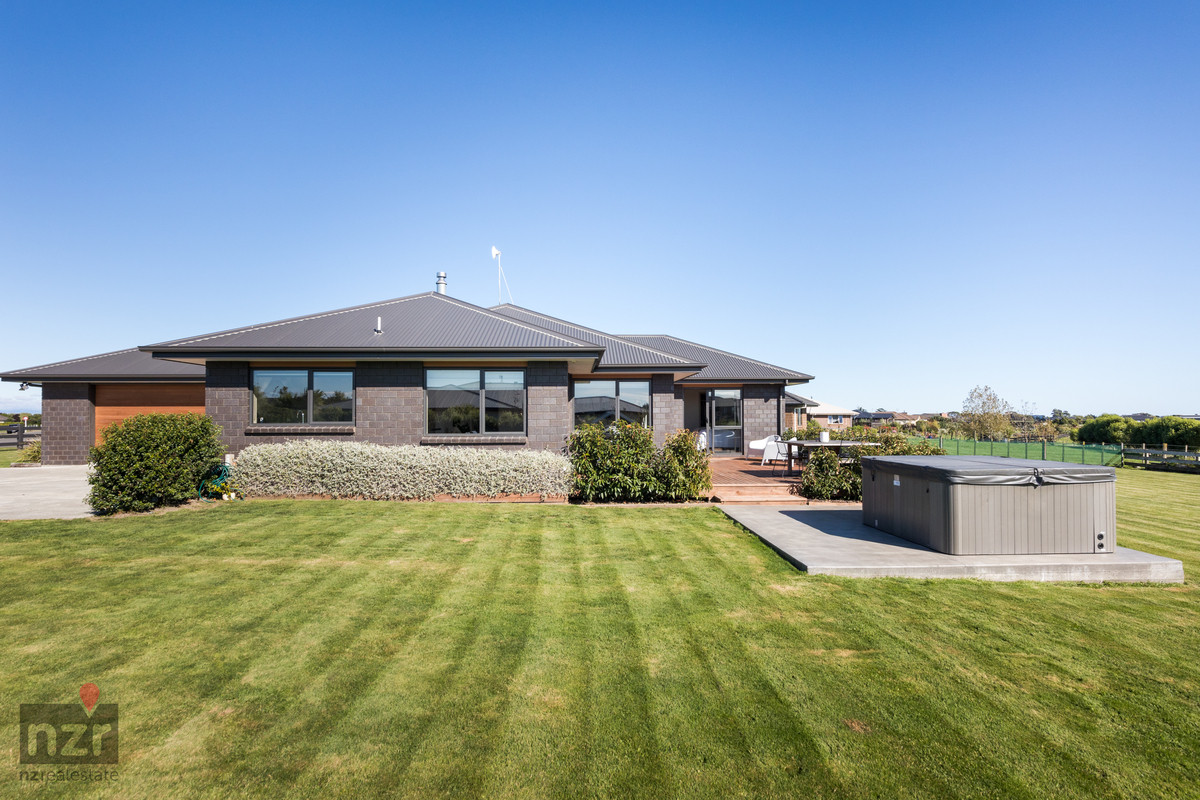 Step Into Lifestyle Living In Sought After Mt Taylor