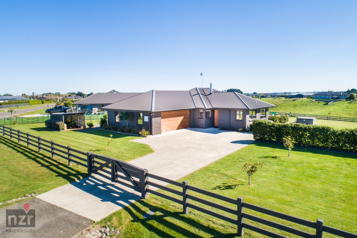 Step Into Lifestyle Living In Sought After Mt Taylor