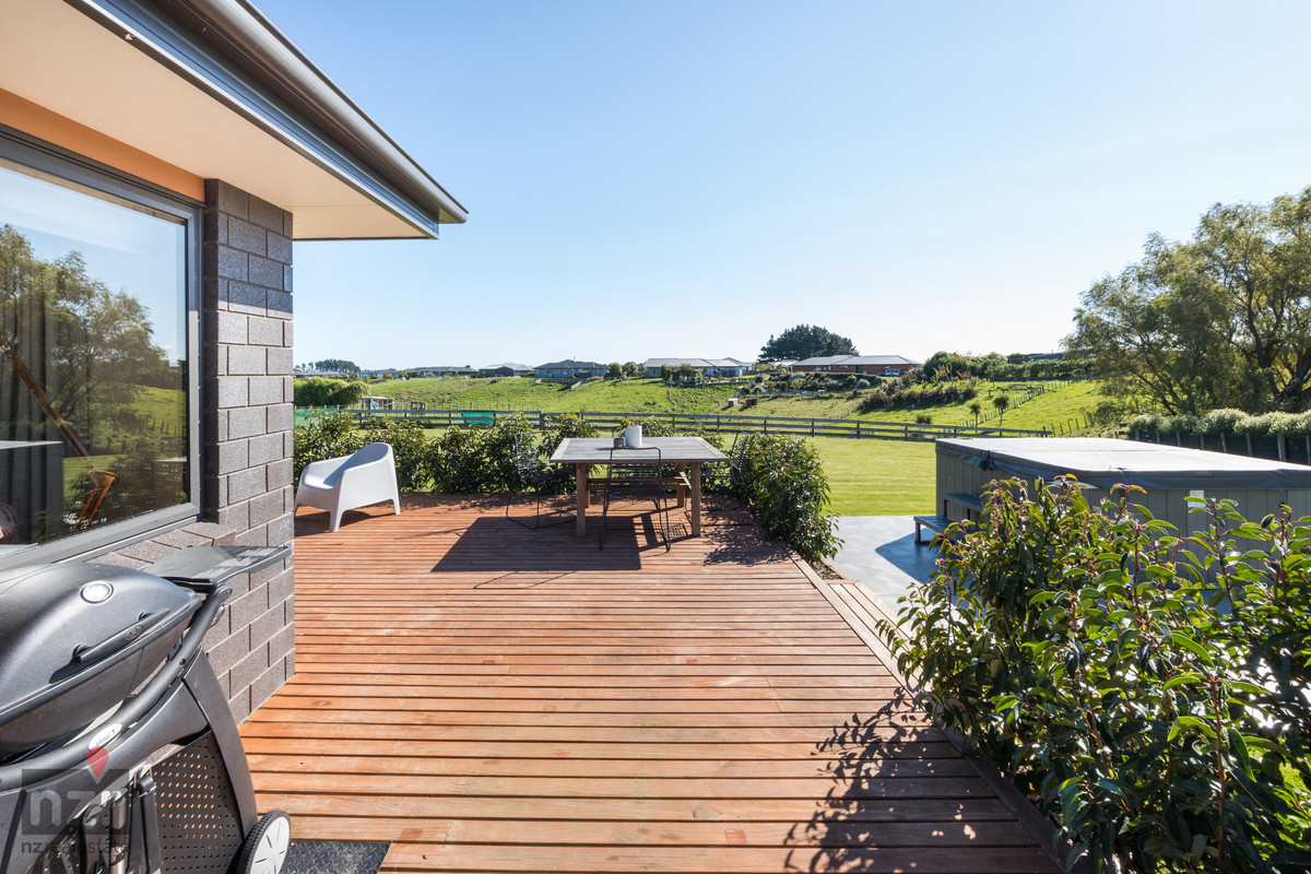 Step Into Lifestyle Living In Sought After Mt Taylor