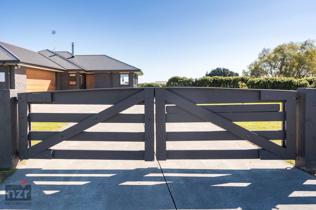 Step Into Lifestyle Living In Sought After Mt Taylor