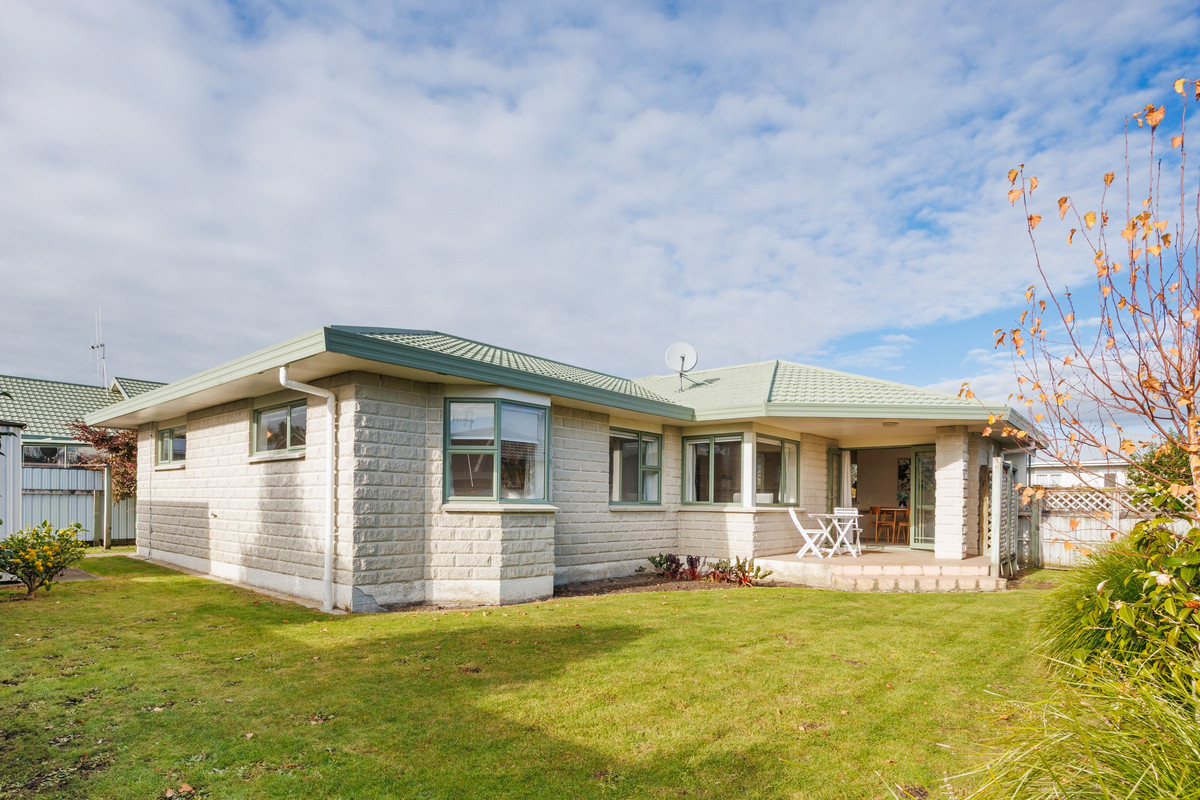 Solid, Sunny, Private, Easy Living!