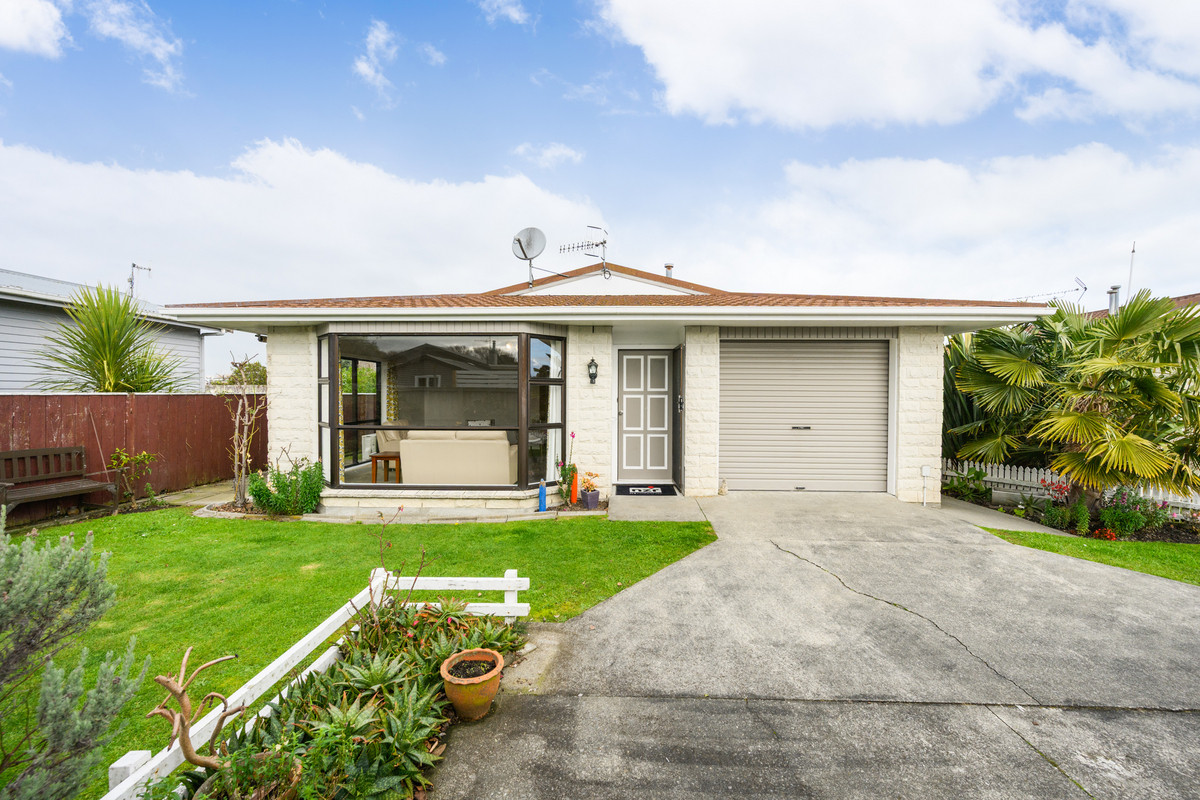 Sunny Easy Living, Prime Location!