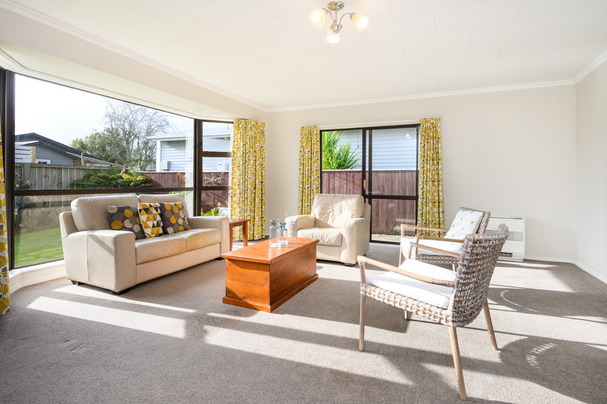 Sunny Easy Living, Prime Location!