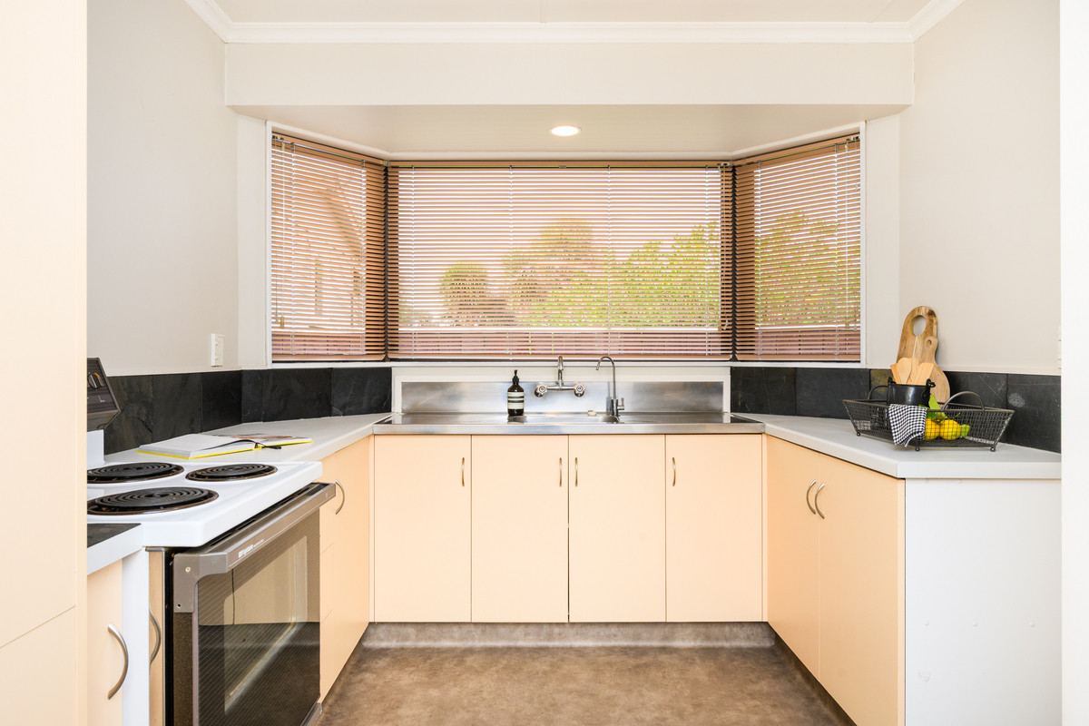 Sunny Easy Living, Prime Location!