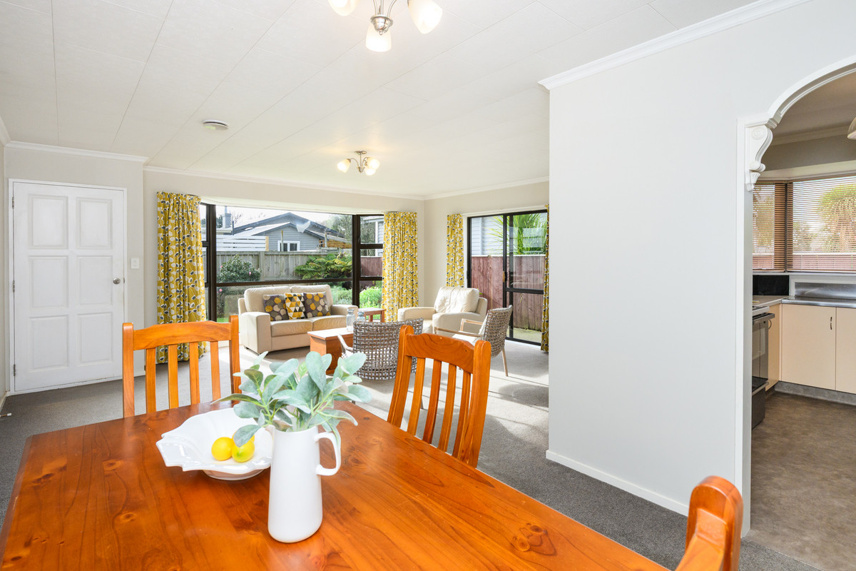 Sunny Easy Living, Prime Location!
