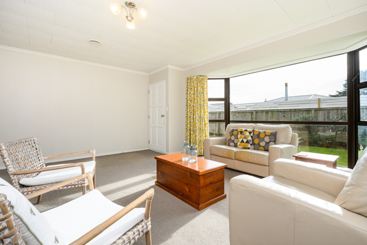 Sunny Easy Living, Prime Location!