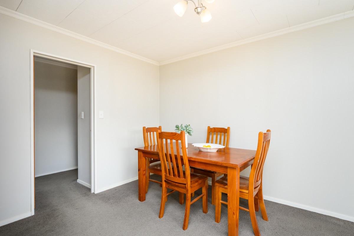 Sunny Easy Living, Prime Location!