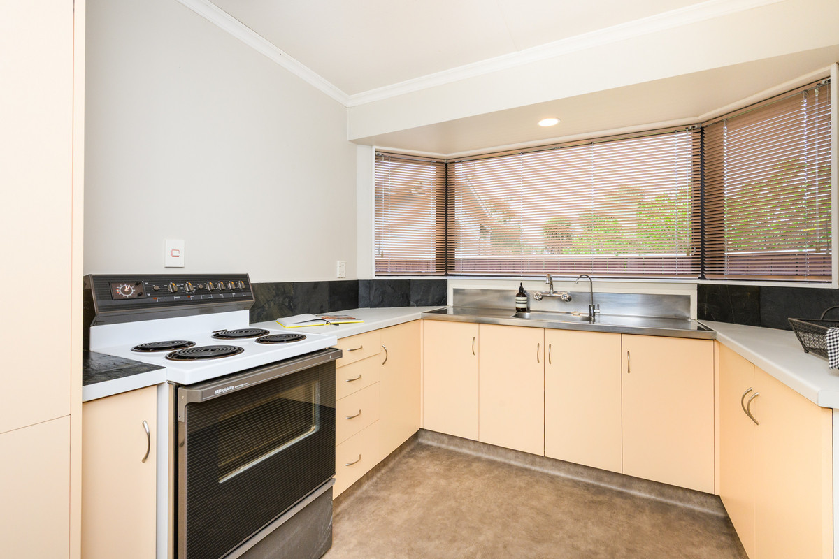 Sunny Easy Living, Prime Location!