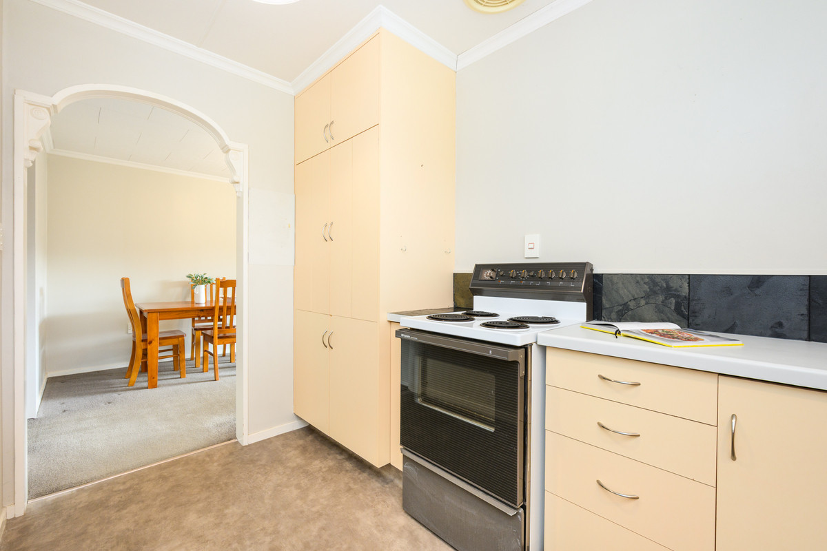 Sunny Easy Living, Prime Location!