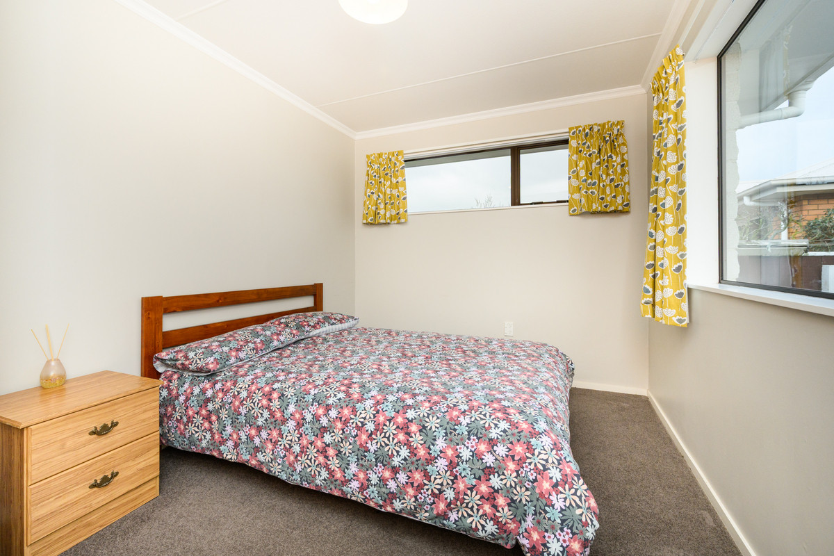 Sunny Easy Living, Prime Location!