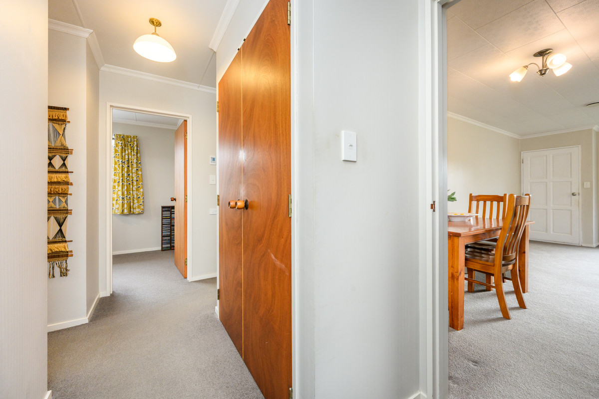 Sunny Easy Living, Prime Location!