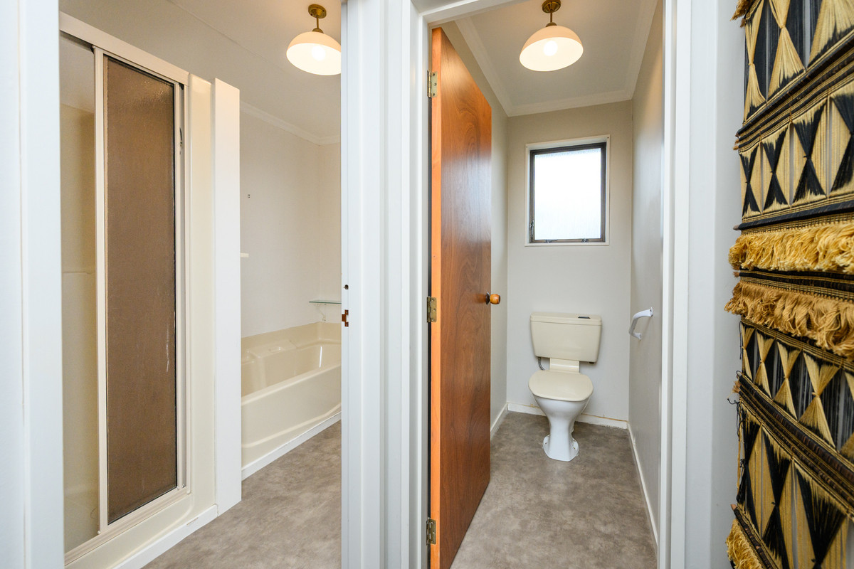 Sunny Easy Living, Prime Location!