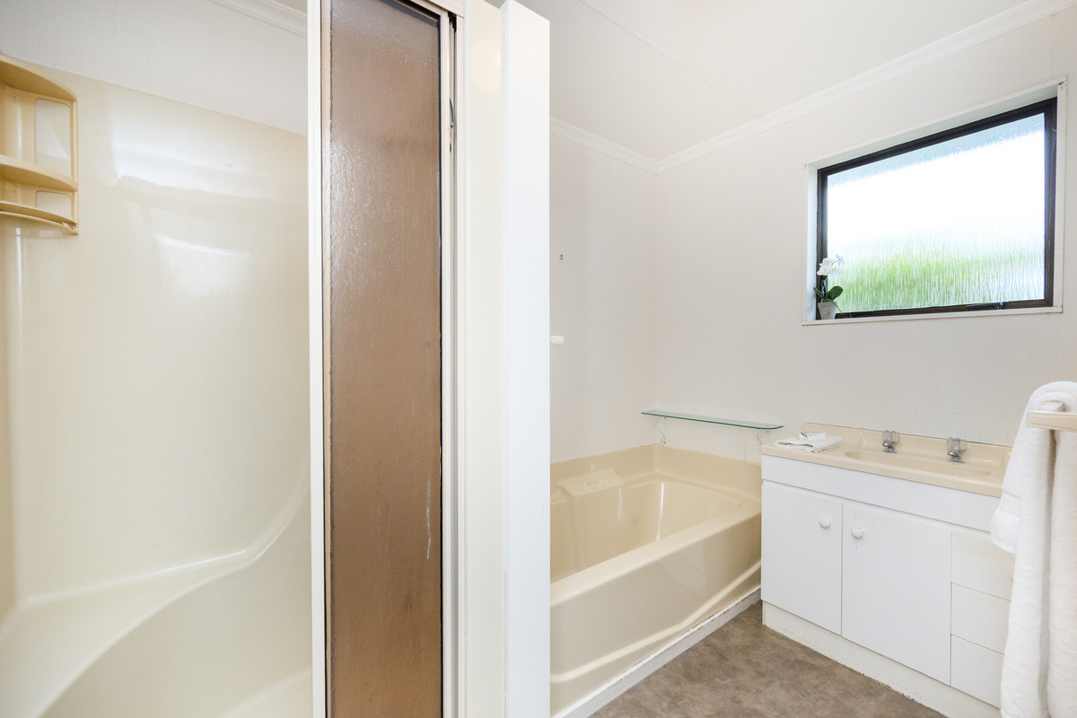 Sunny Easy Living, Prime Location!
