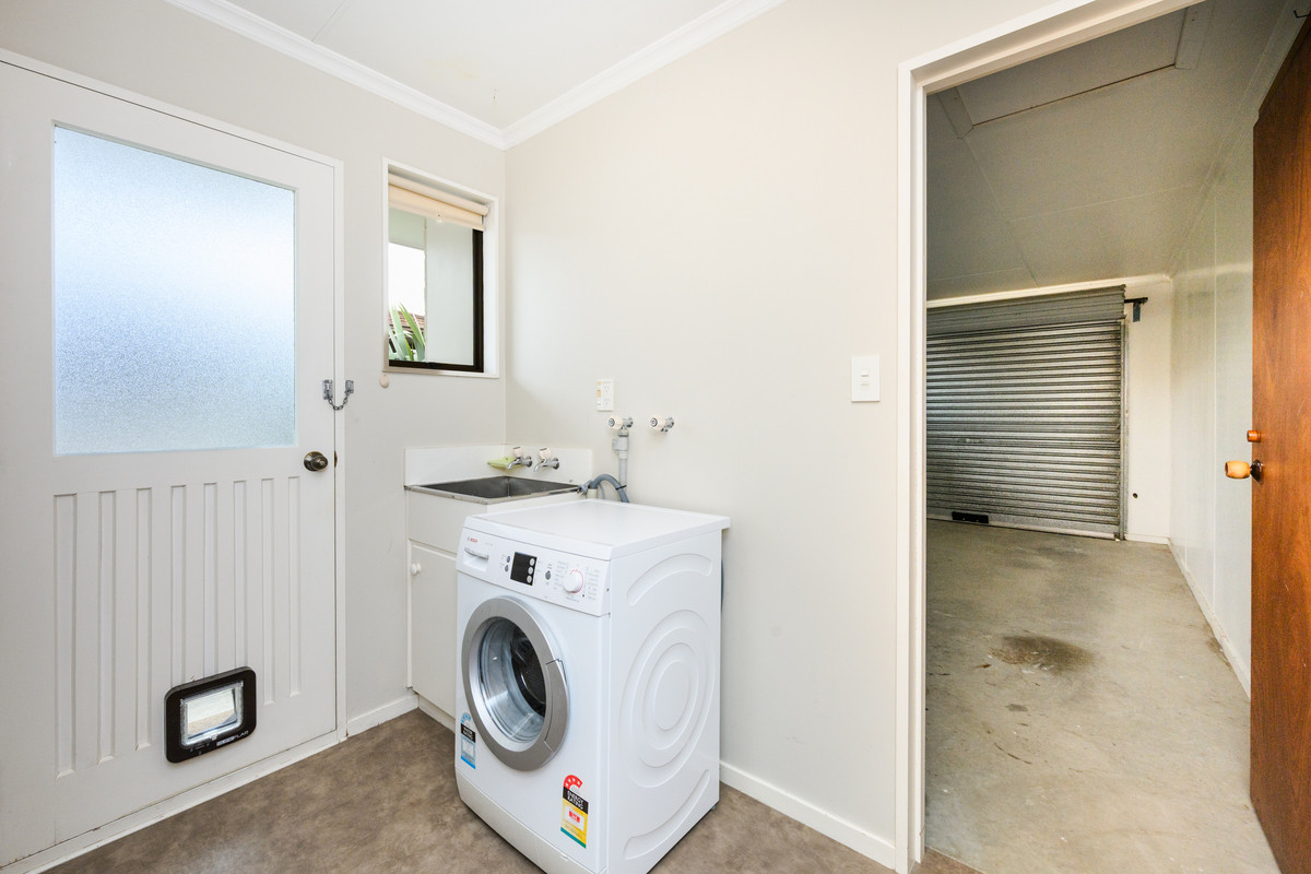 Sunny Easy Living, Prime Location!