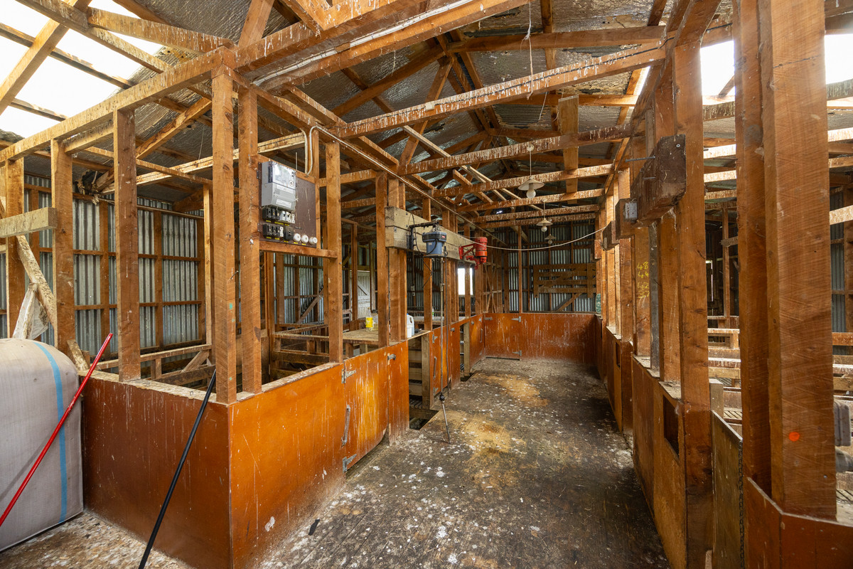 Modern Home & Close To Town on 64 Hectares