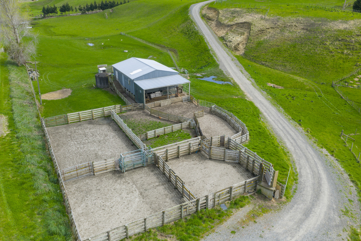 Modern Home & Close To Town on 64 Hectares