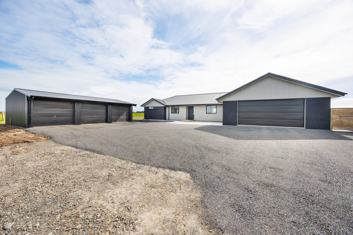 Modern Home & Close To Town on 64 Hectares