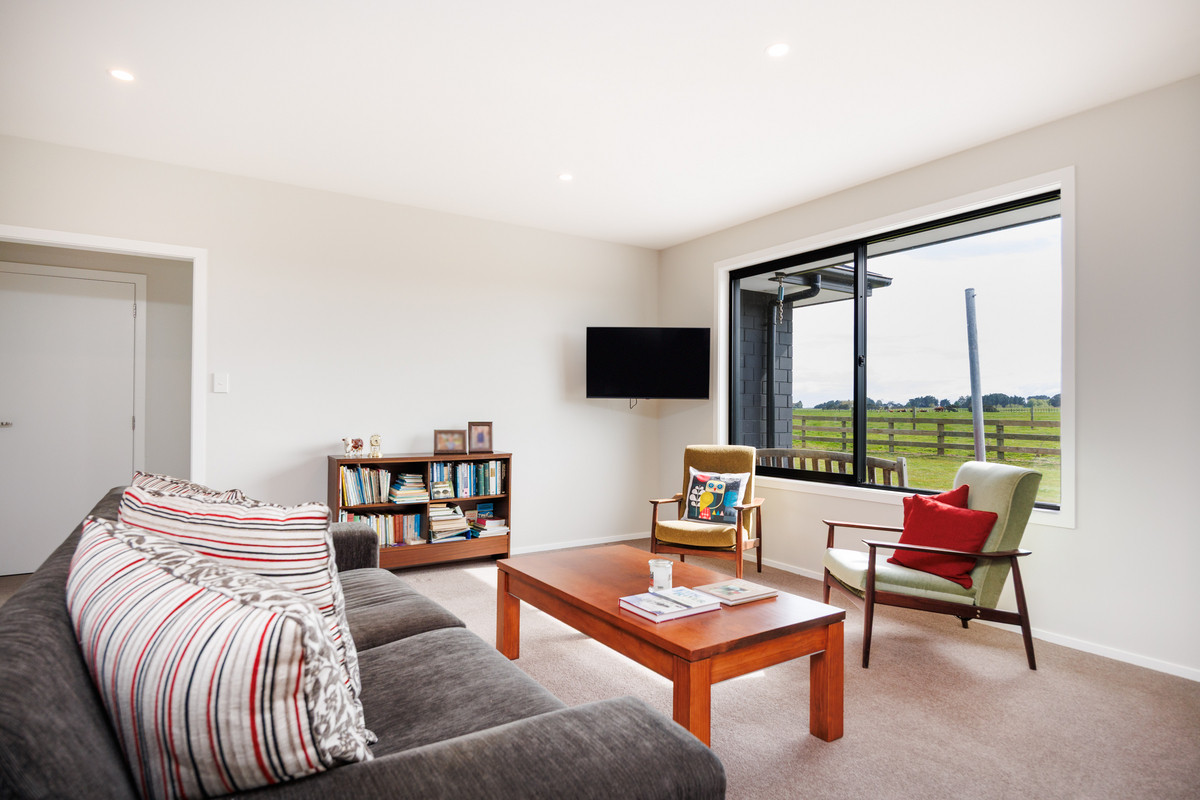 Modern Home & Close To Town on 64 Hectares