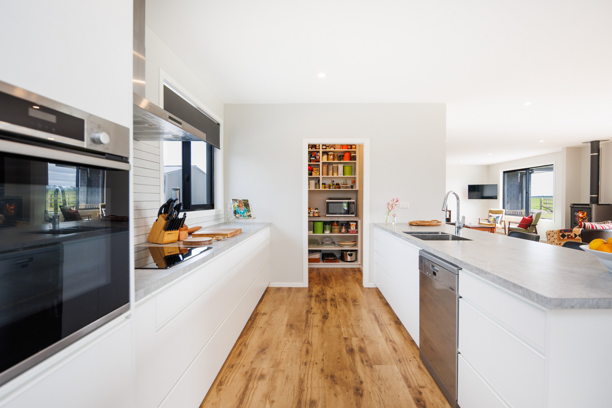 Modern Home & Close To Town on 64 Hectares