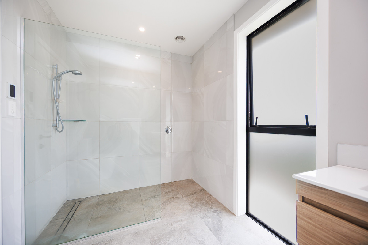 Modern Home & Close To Town on 64 Hectares