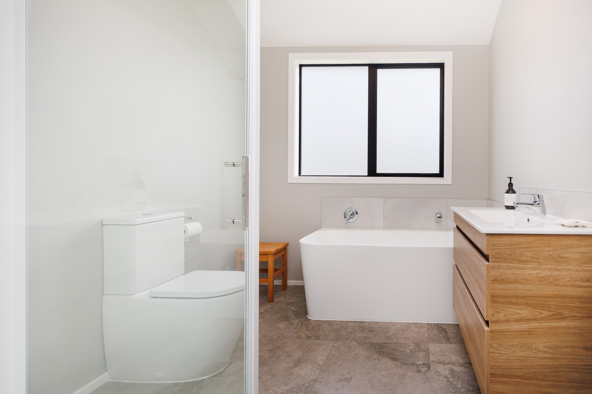 Modern Home & Close To Town on 64 Hectares