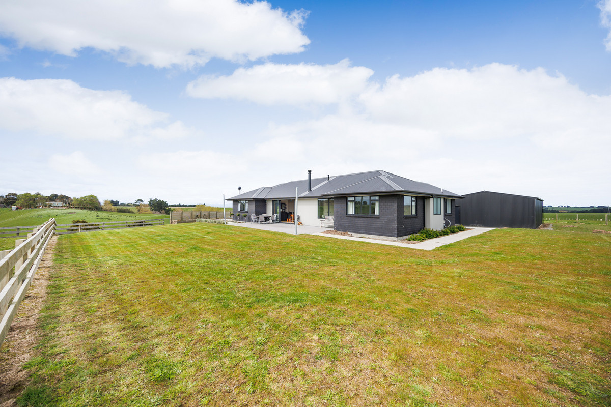 Modern Home & Close To Town on 64 Hectares