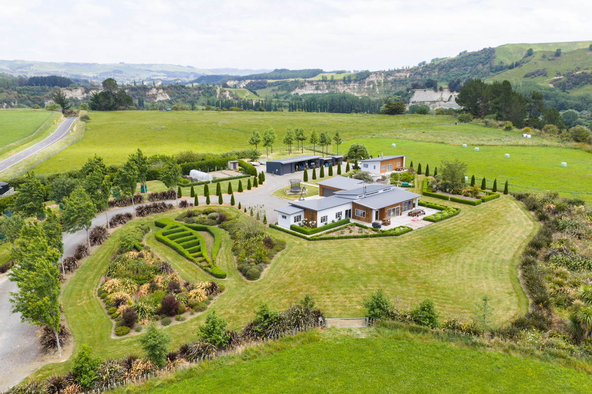 Stunning Modern Lifestyle + Cottage