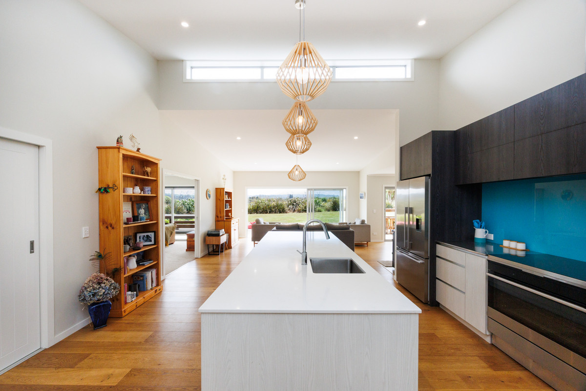 Stunning Modern Lifestyle + Cottage