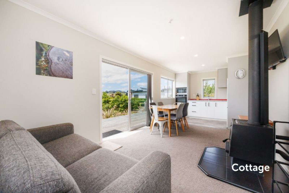 Stunning Modern Lifestyle + Cottage