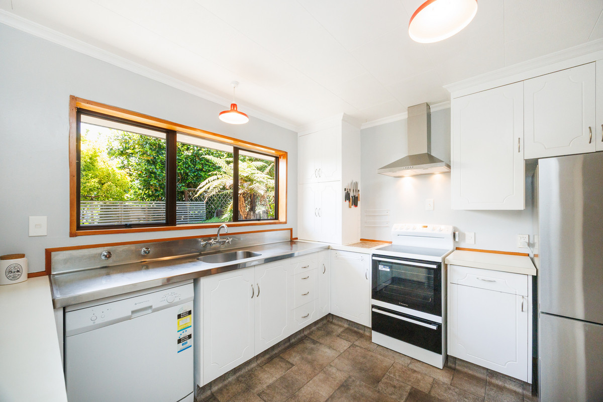 Sunny, Easy Living, Central Location!