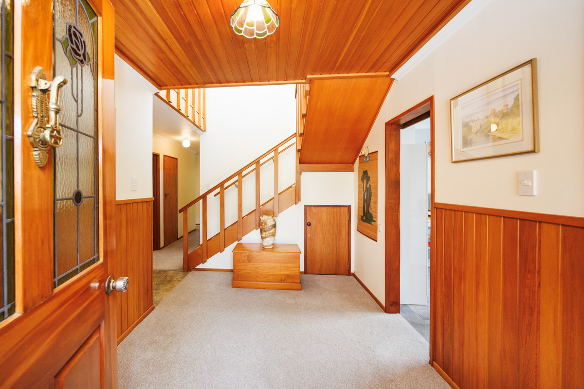 Sunny, Easy Living, Central Location!