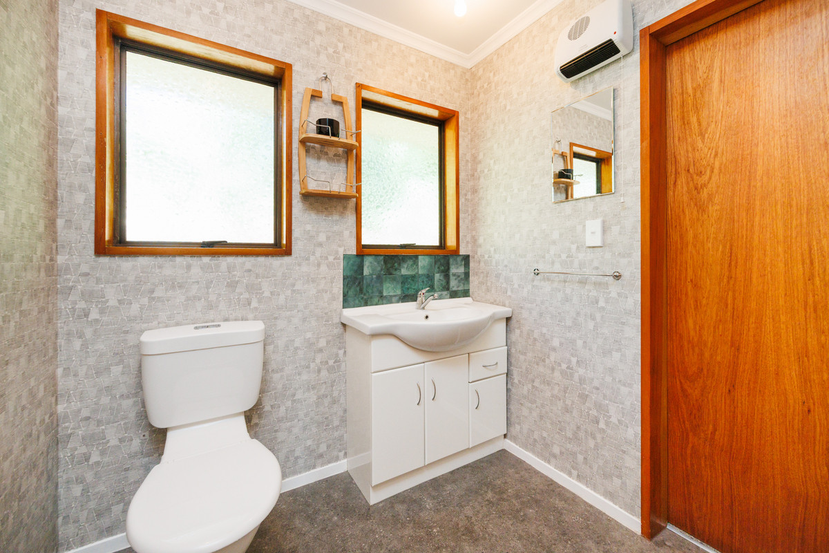 Sunny, Easy Living, Central Location!