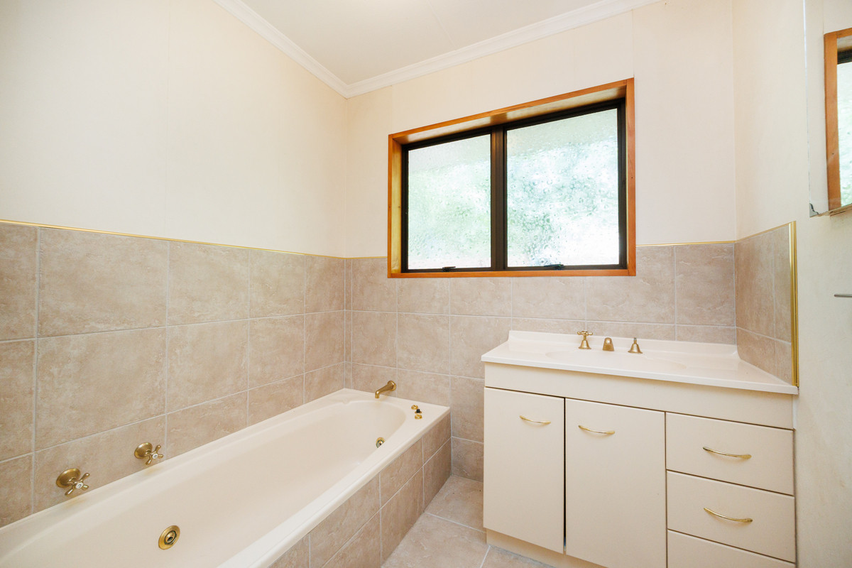 Sunny, Easy Living, Central Location!